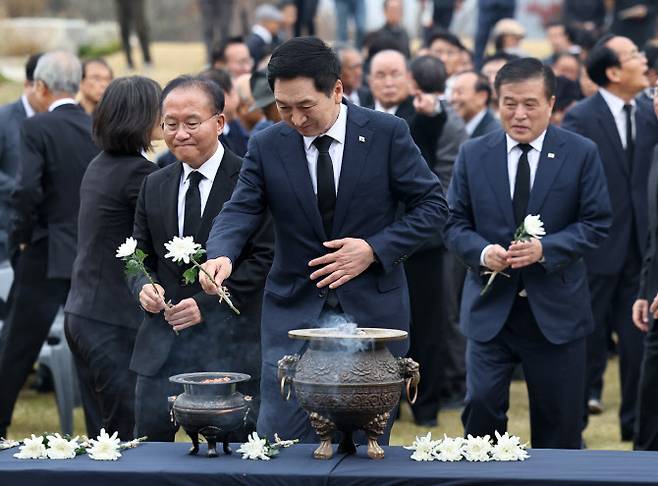 김기현 국민의힘 대표와 윤재욱 원내대표, 이진복 대통령실 정무수석이 지난 26일 오후 경기 파주시 탄현면 동화경모공원에서 열린 노태우 전 대통령 서거 2주기 추모식에서 헌화하고 있다.(사진=뉴스1)