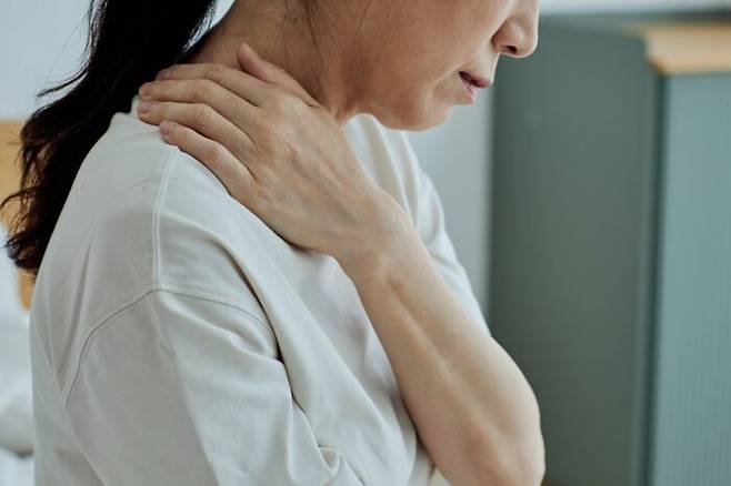 오십견(동결견), 회전근개 증후군 등으로도 불리는 '어깨병변'으로 지난해 약 243만 명이 병원을 찾아 치료를 받았다. 5년 사이 7% 증가한 수치다. [사진=게티이미지뱅크]