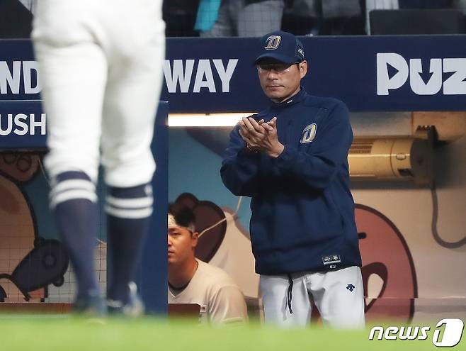 25일 오후 경남 창원NC파크에서 열린 프로야구 '2023 신한은행 SOL KBO 포스트시즌' 준플레이오프 3차전 NC 다이노스와 SSG 랜더스의 경기에서 NC 강인권 감독이 선수들을 독려하고 있다. 2023.10.25/뉴스1 ⓒ News1 윤일지 기자