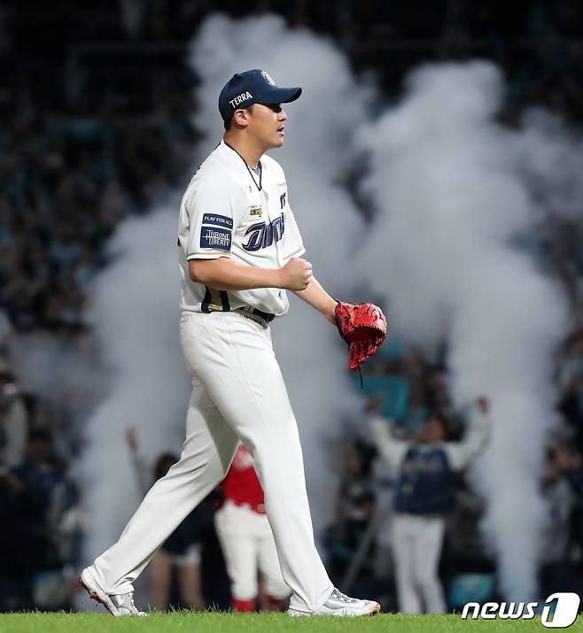 25일 오후 경남 창원NC파크에서 열린 프로야구 '2023 신한은행 SOL KBO 포스트시즌' 준플레이오프 3차전 NC 다이노스와 SSG 랜더스의 경기 9회초 NC 마무리 투수 이용찬이 경기를 마무리 지은 후 주먹을 불끈 쥐고 있다. 2023.10.25/뉴스1 ⓒ News1 윤일지 기자