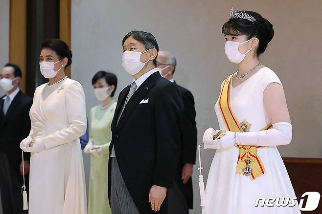 지난해 12월5일 나루히토 일왕(가운데)이 아내인 마사코 왕비(왼쪽)와 함께 딸 아이코 공주(오른쪽)의 생일 축하연에서 기시다 후미오 일본 총리의 연설을 듣고 있다. ⓒ AFP=뉴스1 ⓒ News1 강민경 기자
