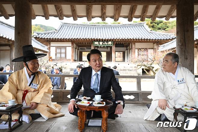 윤석열 대통령이 27일 오후 경북 안동 병산서원에서 열린 유림 간담회에서 참석자들과 대화하고 있다. (대통령실 제공) 2023.10.27/뉴스1 ⓒ News1 오대일 기자