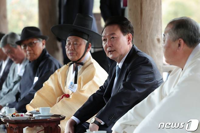 윤석열 대통령이 27일 오후 경북 안동 병산서원에서 열린 유림 간담회에서 참석자들과 대화하고 있다. (대통령실 제공) 2023.10.27/뉴스1 ⓒ News1 오대일 기자