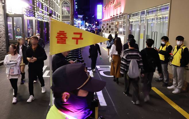 27일 오후 서울 용산구 이태원 해밀턴 호텔 뒤편 세계음식문화의 거리 한가운데 일방통행을 유도할 목적으로 200ｍ가량 질서유지 펜스가 설치돼 있다./연합뉴스