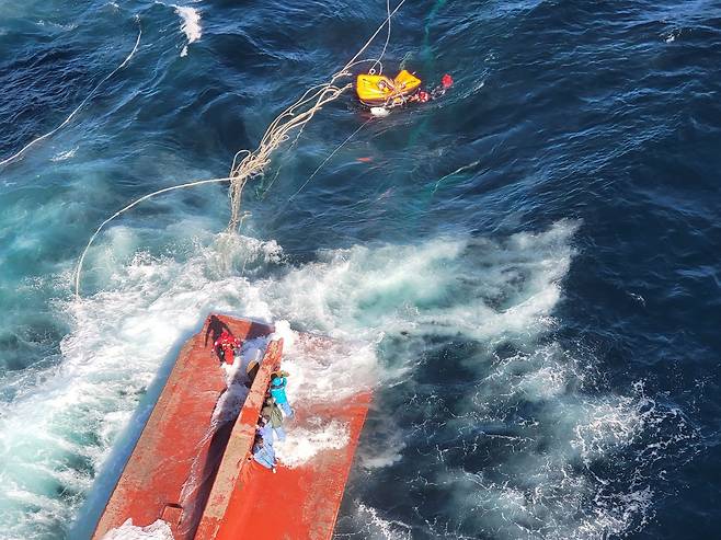 27일 제주항 북쪽 해상에서 전복된 어선 A호 선원 구조 작업이 진행되고 있다. /제주지방해양경찰청