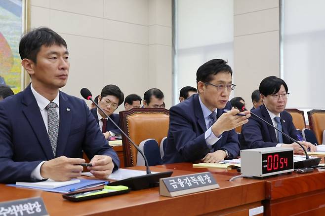 의원 질의에 답변하는 김주현 금융위원장 (서울=연합뉴스) 신현우 기자 = 김주현 금융위원장(가운데)이 27일 국회에서 열린 정무위원회 국정감사에서 의원 질의에 답하고 있다. 왼쪽은 이복현 금융감독원장. 2023.10.27 nowwego@yna.co.kr (끝)