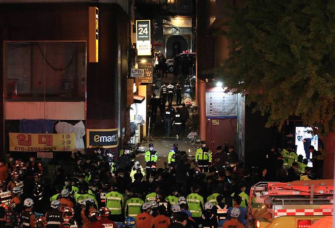 2022년 10월 30일 밤 서울 용산 이태원 해밀턴 호텔 뒤 골목 모습. 한겨레 박종식 기자