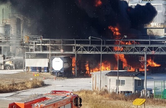 지난 2021년 12월13일 전남 여수시 주삼동 여수국가산업단지 내 화학물질 제조공장 이일산업에서 불이 나 소방당국이 불을 끄고 있다. 연합뉴스