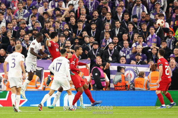 리버풀의 일본인 미드필더 엔도 와타루(왼쪽 세 번째)가 27일 툴루즈와의 UEFA 유로파리그에서 헤더 골을 터뜨리는 순간. 사진=게티이미지