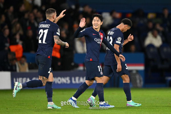 파리 생제르맹(PSG) 이강인이 26일 AC 밀란과의 2023~24 UEFA 챔피언스리그 데뷔골을 넣은 뒤 뤼카 에르난데스 등 동료들의 축하를 받고 있다. 사진=게티이미지