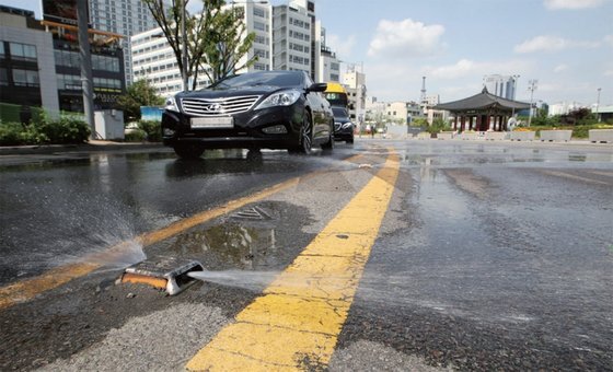 지난 4월 20일 오후 광주 동구 금남로에서 도로 열기를 식히는 스프링클러가 물줄기를 내뿜고 있다. / 사진:연합뉴스