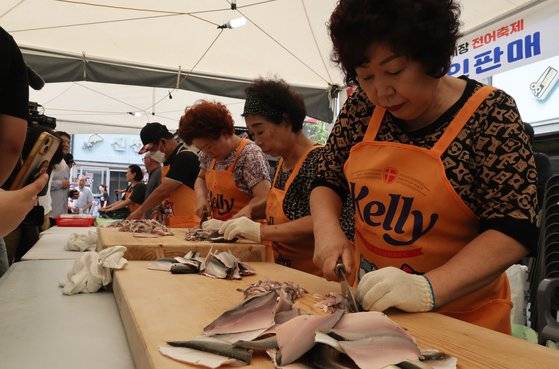부산 강서구 주최 '제21회 명지시장 전어축제'가 지난 8월 29일 부산 강서구 명지시장에서 열려 횟집상인들이 무료 시식회에 내놓을 전어회를 준비하고 있다. 중앙포토