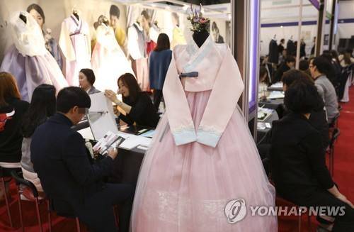 서울 강남구 SETEC에서 열린 웨딩박람회에서 예비 신혼부부들이 관련 상담을 받고 있다.