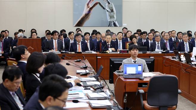 이종호 과학기술정보통신부 장관이 27일 서울 여의도 국회에서 열린 산업통상자원위원회의 과학기술정보방송통신위원회의 과기부 등에 대한 종합국정감사에서 의원 질의에 답변하고 있다. / 사진=뉴스1