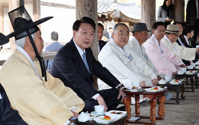 윤석열 대통령이 27일 오후 경북 안동 병산서원 누각 만대루에서 유림간담회를 주재하고 있다. [연합]