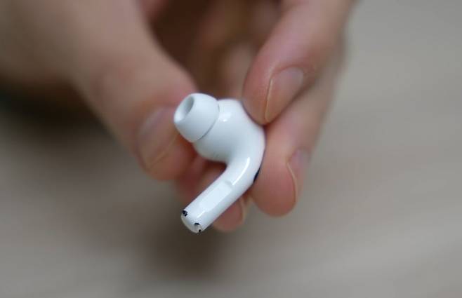 에어팟 프로 2세대 [사진=유튜브 채널 'Payette Foward' 캡처]