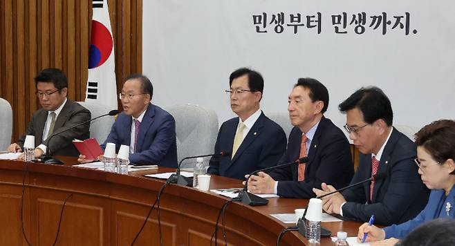 국민의힘 윤재옥 원내대표가 27일 국회에서 국정감사 대책회의를 하고 있다. 연합뉴스