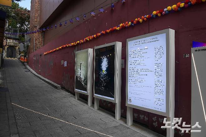 10.29 이태원 참사를 앞둔 27일 서울 이태원 참사 현장에 추모 전시물이 설치돼 있다. 박종민 기자