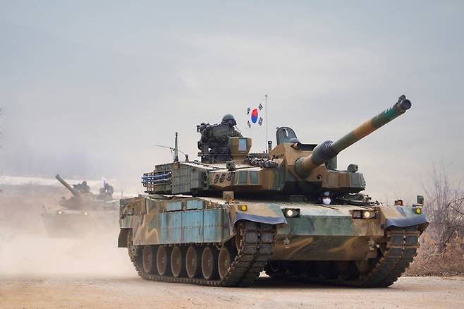 한국 육군 K-2 전차가 훈련을 위해 이동하고 있다. 현대로템 제공