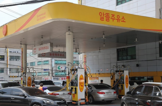 서울시내의 한 알뜰주유소에서 차량들이 기름을 넣고 있다. 연합뉴스