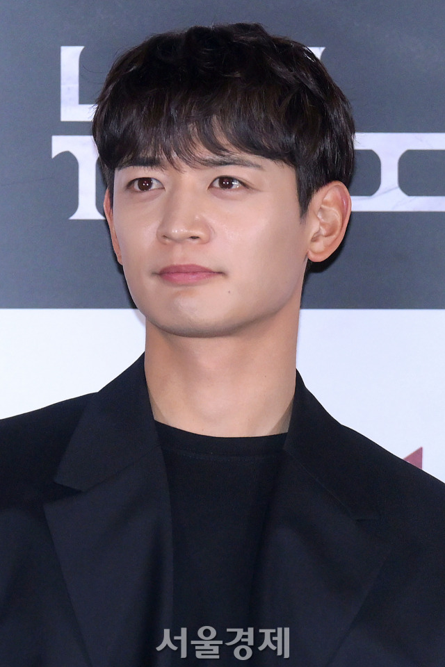 가수 겸 배우 최민호가 27일 오후 서울 용산구 CGV 용산아이파크몰에서 진행된 영화 ‘뉴 노멀’(감독 정범식) 언론배급시사회 및 기자간담회에 참석했다. 김규빈 기자