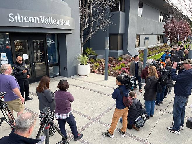 지난 3월, 실리콘밸리은행(SVB) 본사 앞에 고객들이 줄을 서서 예금 인출을 기다리고 있다. ⓒREUTERS