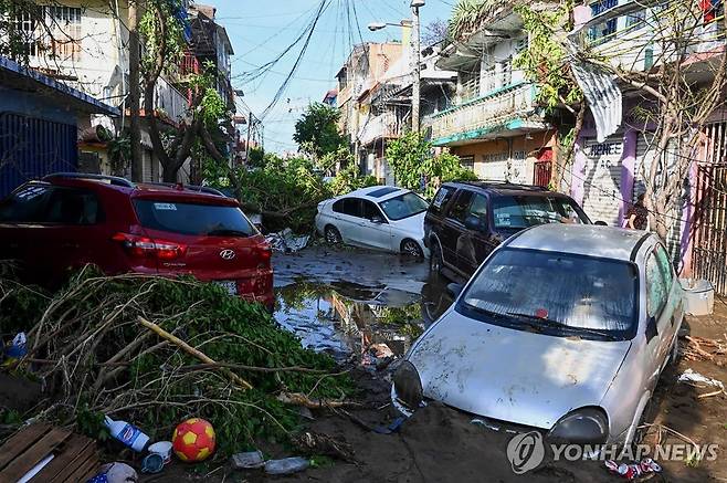 허리케인 지나간 뒤 처참해진 해안가 마을 풍경 (아카풀코 AFP=연합뉴스) 26일(현지시간) 멕시코 게레로주 아카풀코 한 해안가 마울에 침수 차량과 부서진 나무, 건물 잔해가 뒤덮여 있다. 2023.10.27