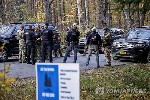 미국 메인주 총기난사범 추적하는 현지 경찰 [루이스턴[美메인주] EPA=연합뉴스]