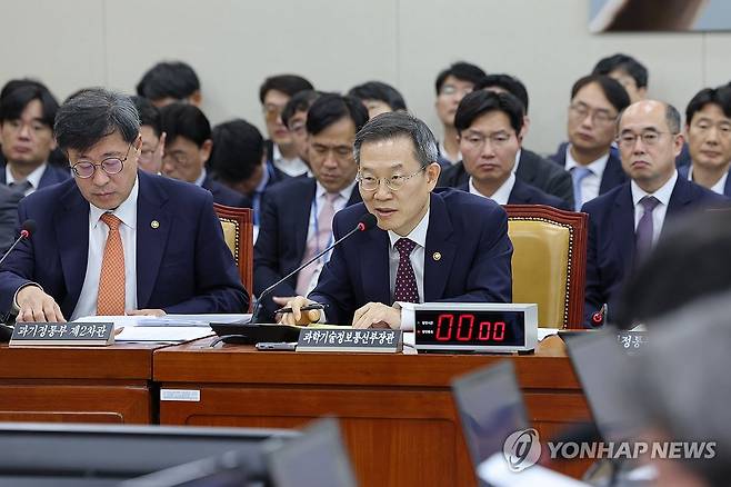 의원 질의에 답하는 이종호 장관 (서울=연합뉴스) 신현우 기자 = 이종호 과학기술정보통신부 장관이 27일 국회에서 열린 과학기술정보방송통신위원회 국정감사에 참석해 의원 질의에 답하고 있다. 2023.10.27 nowwego@yna.co.kr