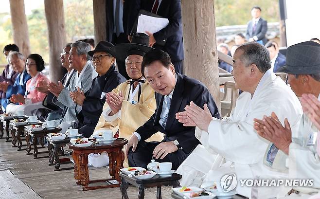 병산서원에서 유림들과 간담회하는 윤석열 대통령 (안동=연합뉴스) 임헌정 기자 = 윤석열 대통령이 27일 오후 경북 안동 병산서원에서 열린 유림간담회에 참석, 박수받고 있다. 2023.10.27 kane@yna.co.kr