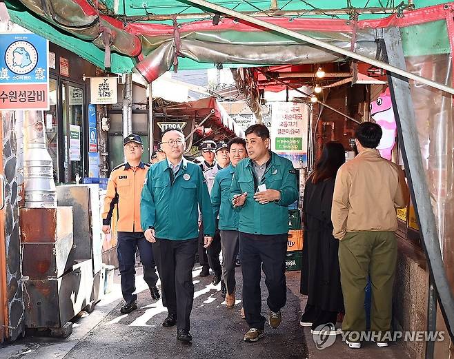 이한경 행정안전부 재난안전관리본부장, 핼러윈 대비 인파집결 우려지역 현장 점검 (서울=연합뉴스) 행정안전부 이한경 재난안전관리본부장이 핼러윈데이를 열흘 앞둔 21일 서울 종로구 익산동 한옥거리를 방문해 인파밀집 관련 준비상황 및 안전관리 현장 점검을 하고 있다. 2023.10.21 [행정안전부 제공. 재판매 및 DB 금지] photo@yna.co.kr