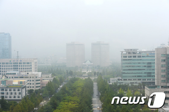 28일 대전·충남은 가시거리 200m 미만의 안개가 끼는 곳이 있을 것으로 예보됐다. 대전 정부청사 인근에 짙은 안개가 끼어있다. / 뉴스1 ⓒ News1 신성룡 기자