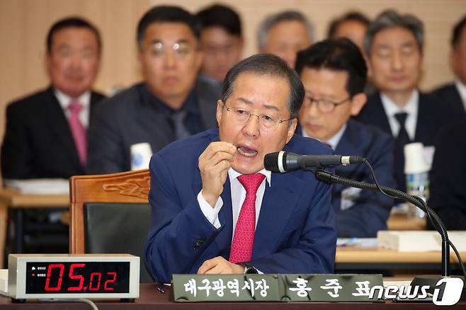 홍준표 대구시장이 23일 오전 대구 북구 대구시청 산격청사에서 열린 국회 행정안전위원회의 대구시에 대한 2023년도 국정감사에서 용혜인 기본소득당 의원의 퀴어축제 관련 질의에 답하고 있다. 2023.10.23/뉴스1 ⓒ News1 공정식 기자