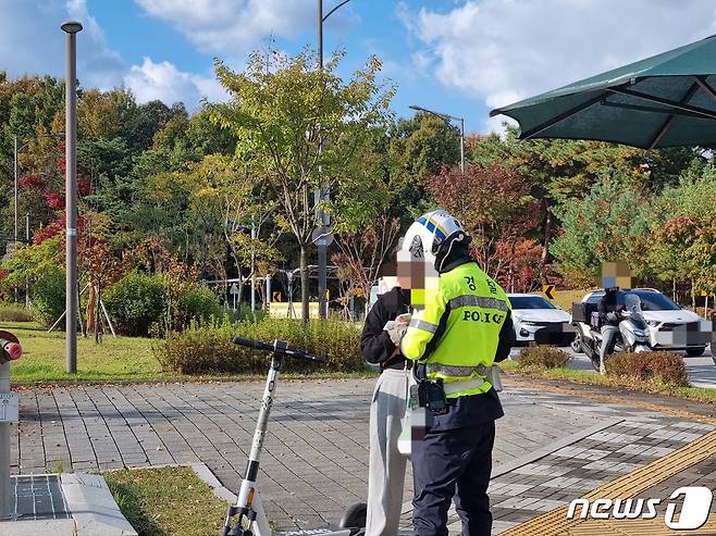 전동킥보드 안전모 미착용에 걸린 시민. 27일 경찰은 경기 남양주시 별내동 일대에서 교통법규 위반 단속을 벌였다. 2023.10.27/뉴스1 양희문 기자