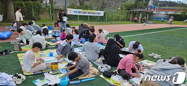 신안교육지원청(교육장 민방기)- 23일 신안 안좌초등학교 운동장에서 '미래의 1004섬 신안'이라는 주제로 제11회 김환기화백 미술실기 한마당을 진행했다. 이번 미술실기 한마당은 244명의 초중고 학생들이 참가, 고향인 신안의 생활모습, 바다생태 등 다양한 주제로 그림을 그리고 있다.(전남교육청 제공)/뉴스1