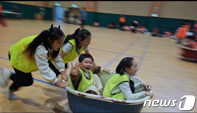 보성교육지원청(교육장 권순용)- 21일 보성국민체육센터에서 학생·학부모들이 참여한 가운데 보성 마을배움터 운동회가 열렸다. 사진은 고무대야 봅슬레이 경기를 하고 있는 아이들(전남교육청 제공)/뉴스1