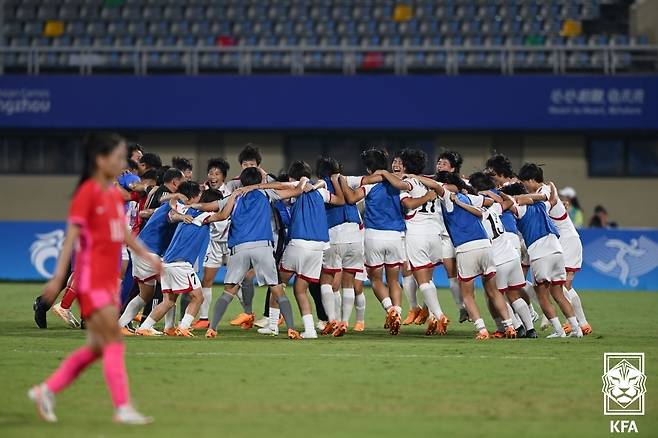 30일 오후 중국 윈저우 스타디움에서 열린 '2022 항저우 아시안게임' 여자축구 8강전 대한민국과 북한의 경기에서 4대1로 승리한 북한 선수들이 기쁨을 나누고 있다. (대한축구협회 제공) 2023.9.30/뉴스1