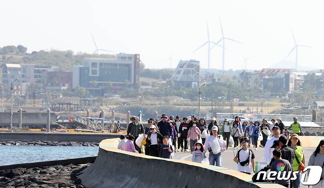 28일 오전 '제5회 제주플로깅 (JEJU-plogging) - 걸으멍, 도르멍, 주시멍(걷고, 뛰고, 줍고)' 참가자들이 제주시 조천읍 함덕해수욕장 해안길을 걷고 있다. 이 대회는 뉴스1 제주본부와 제주도지속가능발전협의회가 주최·주관했다.2023.10.28/뉴스1 ⓒ News1 고동명 기자