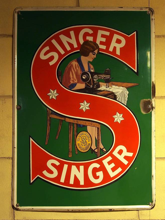 여성 고객을 끌어들이기 위해 세련된 드레스를 입은 모던 걸을 모델로 등장시켰다. 일만 죽도록하는 노동자가 아니라 당당한 생산주역이라는 이미지를 창출했다. /wikimedia commons