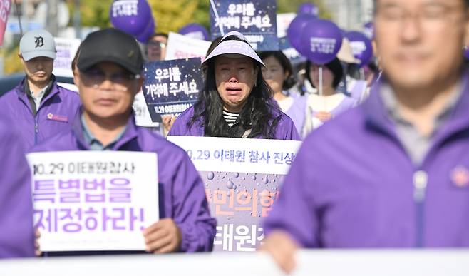 10·29 핼러윈 참사를 하루 앞둔 28일, 한 유족이 광주광역시 남구 광주공원 주변에서 참사 특별법 제정을 촉구는 행사 참여 중 오열하고 있다./뉴시스