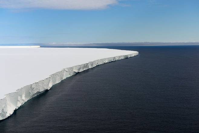로스 빙붕(Ross Ice Shelf)은 전면 높이가 15~50m인 얼음 덩어리로, ​남극 대륙에서 가장 큰 빙붕이다. /오션와이드 익스피디션
