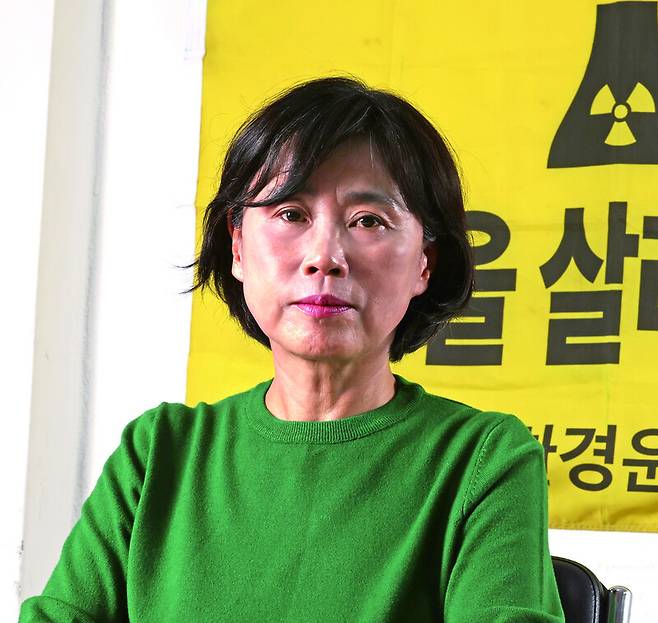 이현숙 울산환경운동연합 상임대표가 지난 18일 울산시 중구 성남동 사무실에서 인터뷰에 앞서 사진을 찍고 있다. 이정용 선임기자