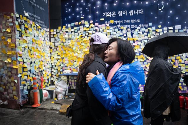 이태원 참사 유가족들이 4월 5일 서울 용산구 이태원역 1번 출구 인근 참사현장에서 눈물을 흘리고 있다. 뉴스1