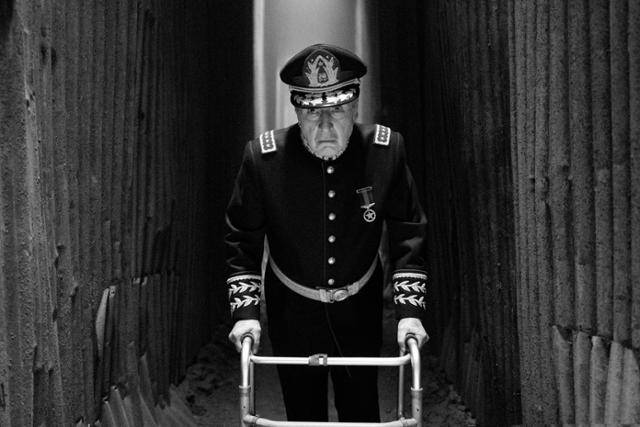 칠레의 악명 높은 독재자 아우구스토 피노체트가 아직 살아 있다면, 불사의 삶을 영위하고 있다면. '공작'은 기발한 상상력으로 발칙한 이야기를 전개한다. 넷플릭스 제공