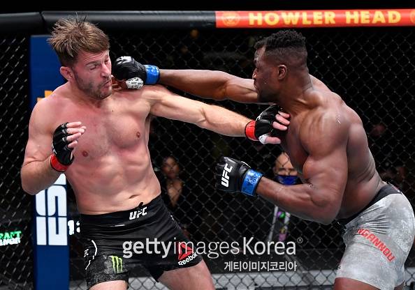 은가누(오른쪽)가 미오치치와 싸우는 모습. 사진=게티이미지