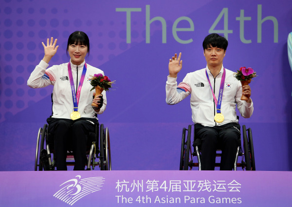 28일 혼성 복식 우승으로 3관왕을 달성한 서수연(왼쪽)과 2관왕에 오른 박진철. 사진공동취재단