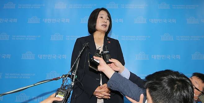2020년 5월 29일 윤미향 당시 더불어민주당 당선인이 국회 소통관에서 기자회견을 열고 정의기억연대 활동 당시 회계 부정 등 각종 의혹에 대한 입장을 밝힌 후 취재진의 질문에 답하고 있다. /사진-연합뉴스