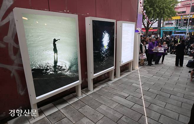 이태원 참사 1주기를 맞아 지난 10월 26일 서울 용산구 참사 현장에 조성된 ‘10·29 기억과 안전의 길’에 게시판이 설치돼 있다.  권도현 기자