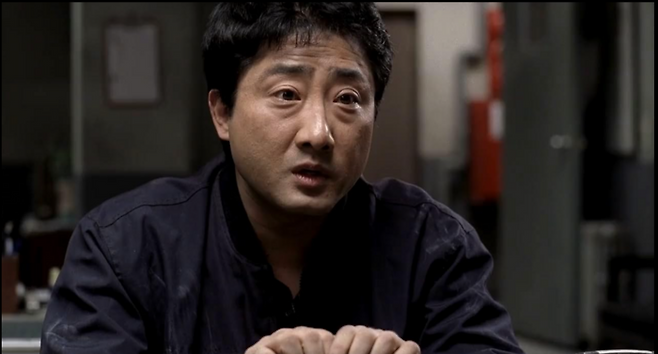 영화 ‘살인의 추억’에서 조병순은 성폭행 살인 현장에서 한밤중에 자위행위를 하다 형사들에게 쫓깁니다. 병든 아내, 가난한 형편 때문에 성도착증을 앓는 인물로 그려집니다. “브라자, 비너스 브라자”라고 말하는 그의 변태적 음성이 아직 생생합니다.