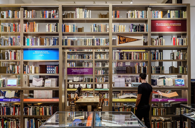 문학 거장이 읽던 책, 특히 한 거장이 평생 밑줄을 그으며 읽었던 책을 직접 열람할 수 있는 도서관이 세상에 얼마나 될까요. 미국 뉴어크 지역 필립 로스 도서관은 그 꿈같은 일이 현실화된 공간입니다. 한 명의 독자로서, 정말 부러운 모습입니다. [필립 로스 도서관 홈페이지 캡처]